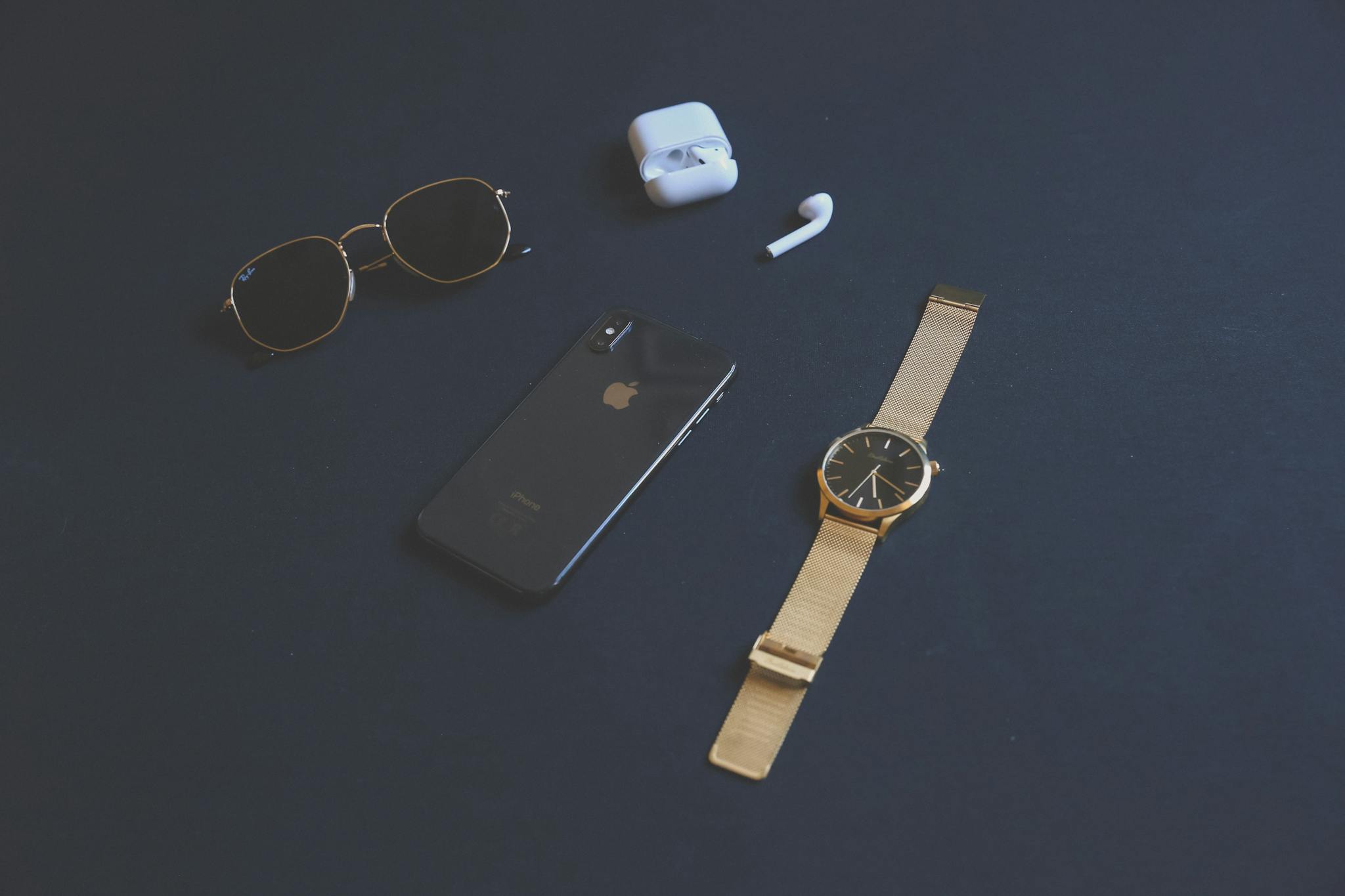 Montre dorée et accessoires minimalistes – univers sobre et masculin de Paul Serre