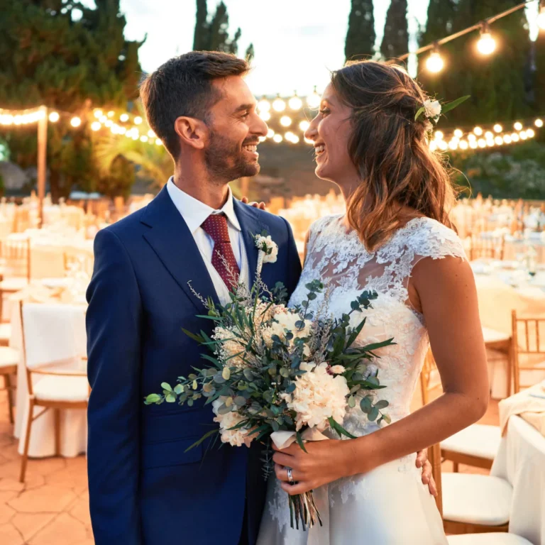 Homme en costume élégant lors d’un mariage