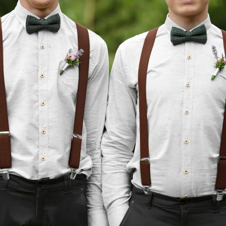 Homme portant des bretelles élégantes sur chemise blanche