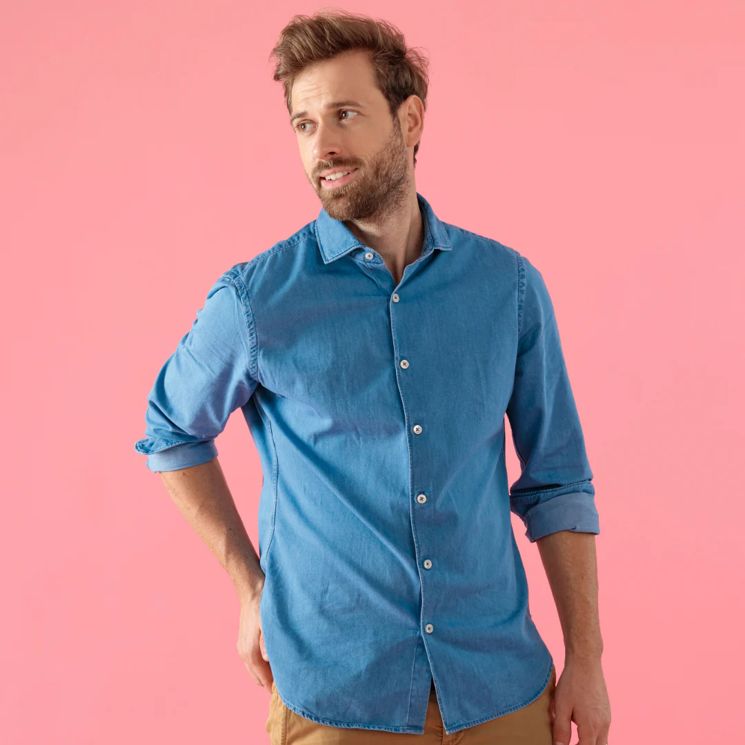 Homme élégant portant une chemise