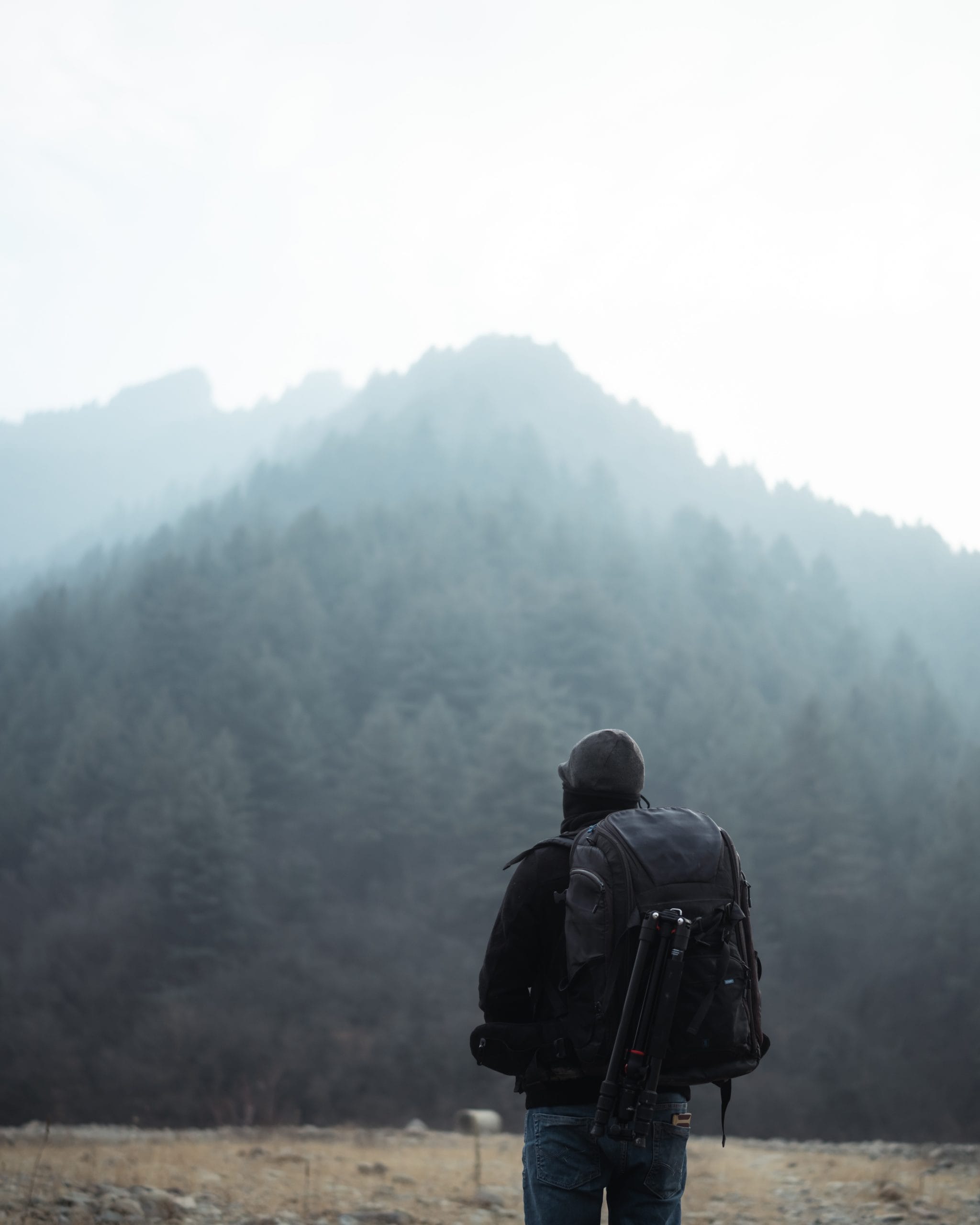 Figure solitaire face à la nature – introspection et style en voyage