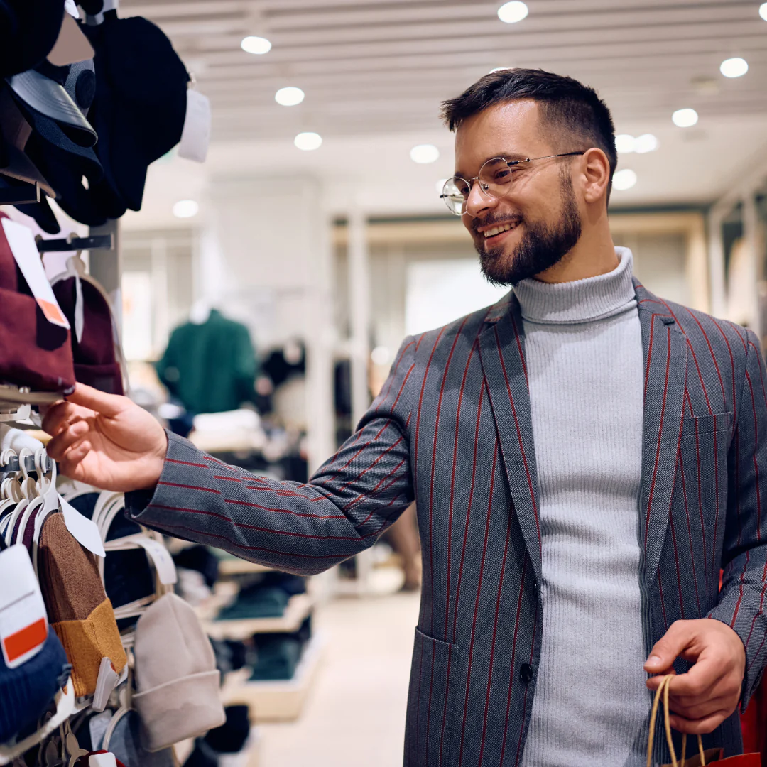 Homme élégant portant des accessoires de mode masculins stylés