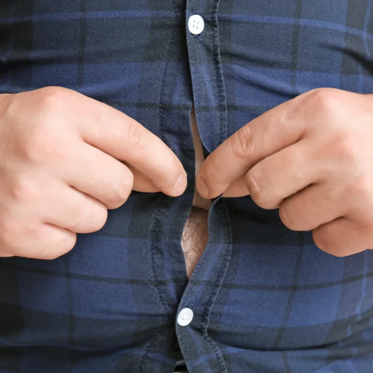 Homme habillé avec élégance malgré un peu de ventre